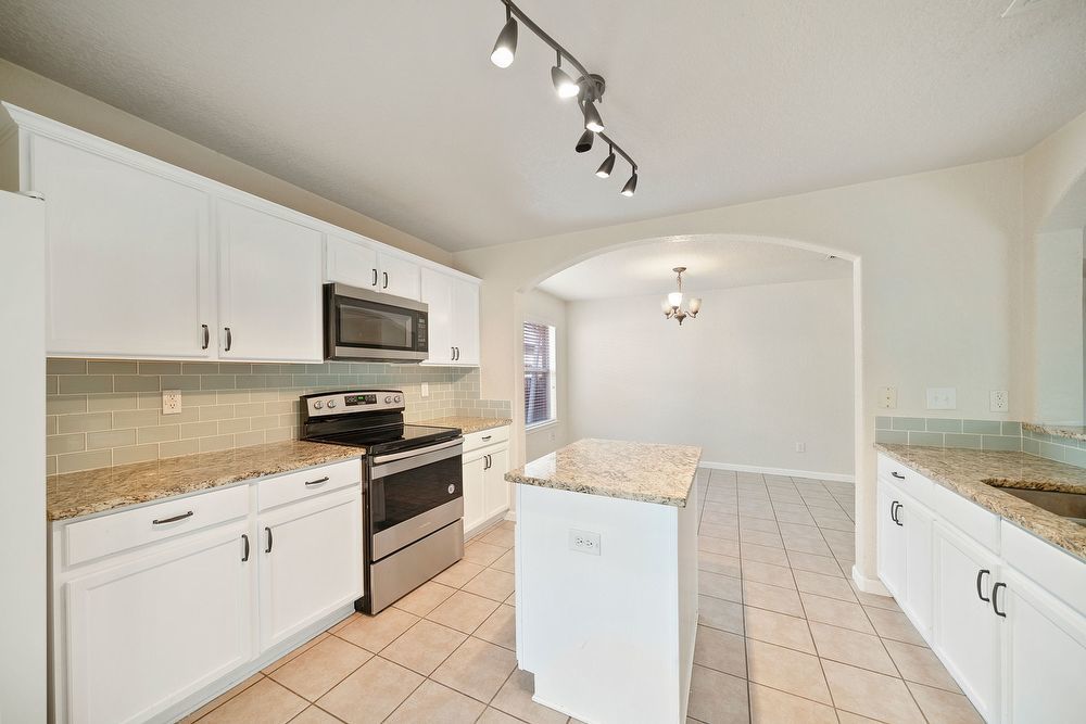 8230 Grissom Cir, San Antonio TX 78251 property image