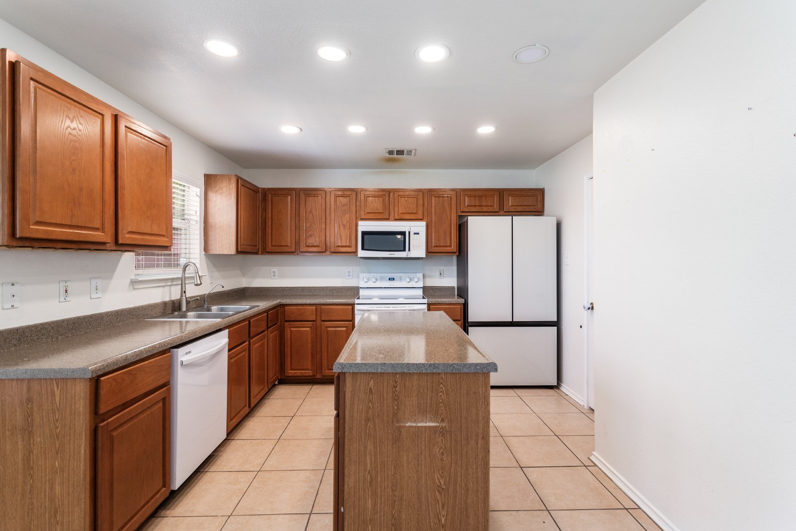 438 Leopard Claw San Antonio, TX 78251 property image