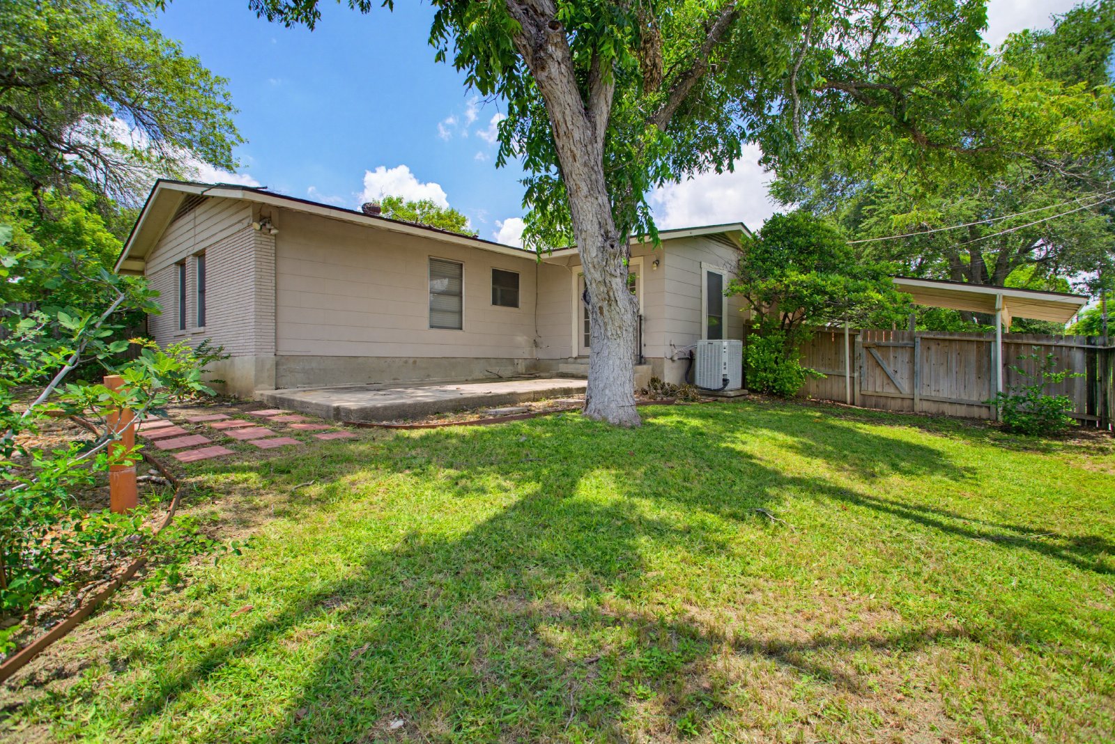 2125 E Lawndale Dr, San Antonio, TX 78209 property image