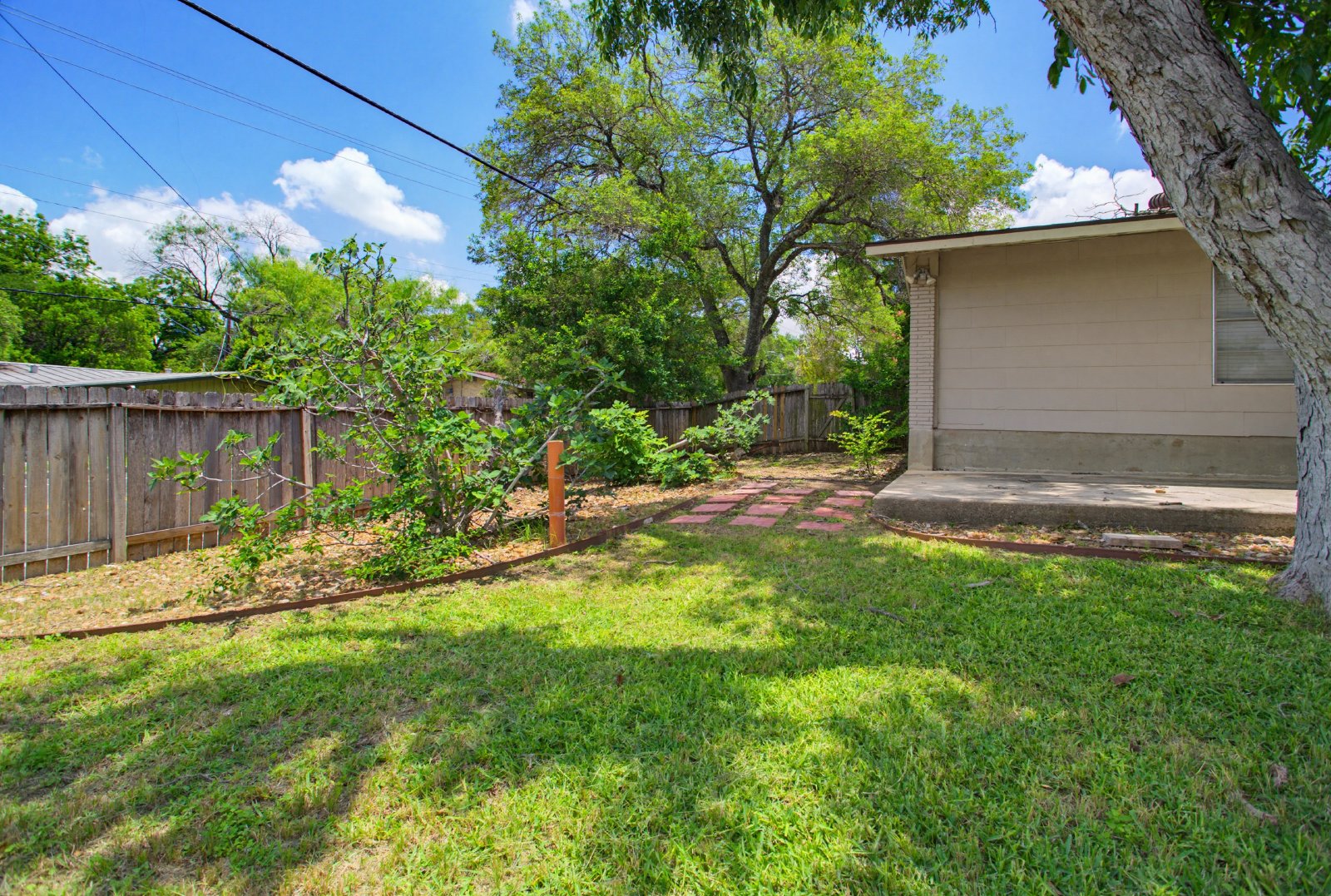 2125 E Lawndale Dr, San Antonio, TX 78209 property image